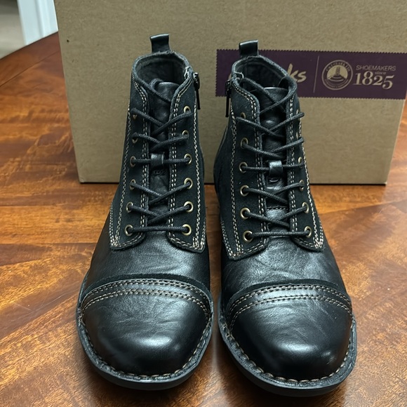 Clarks soft cushion 16724 black leather zip ankle laceup boots Size 6.5 W - Picture 4 of 8